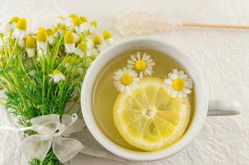 Ромашковый чай помогает уменьшить токсикоз на ранних сроках