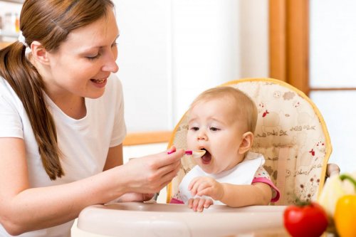 При запоре ребенок должен есть больше продуктов с клетчаткой и пить достаточно воды