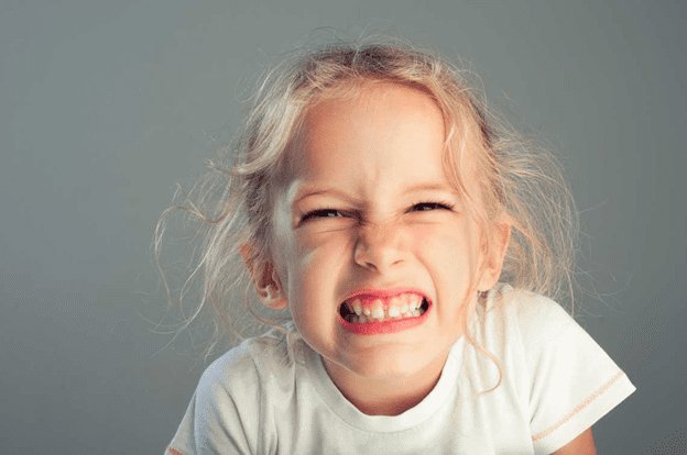 Почему ребенок скрипит зубами ночью