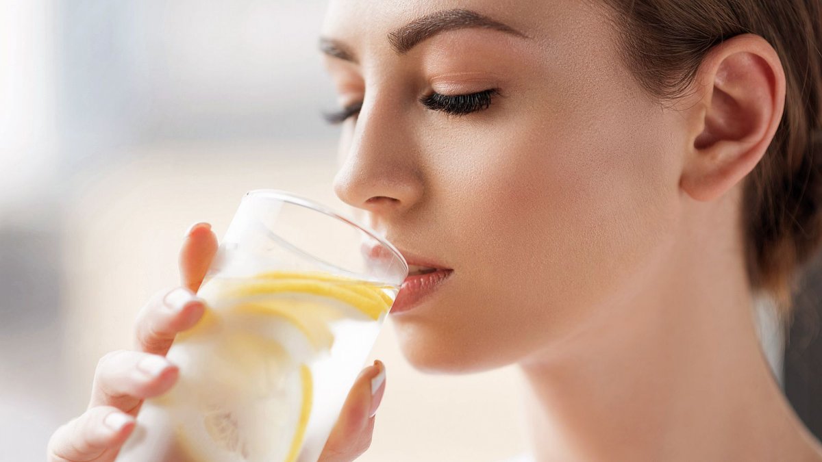 Чем полезна вода с лимоном