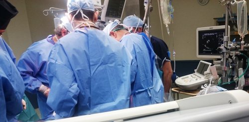 Американские врачи удалили опухоль позвоночника через глаз 