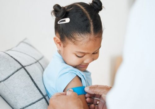 В США сократили число обязательных детских прививок: меньше вакцин против гепатита и COVID-19