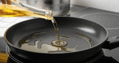 Превращаются в канцерогены: врач назвал самые опасные масла для жарки
