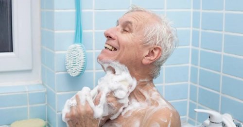 Почему людям старше 60 не стоит принимать душ каждый день